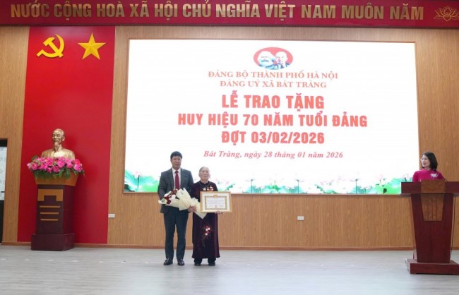 Đảng ủy xã Bát Tràng trao Huy hiệu Đảng đợt 3/2 tặng 37 đảng viên