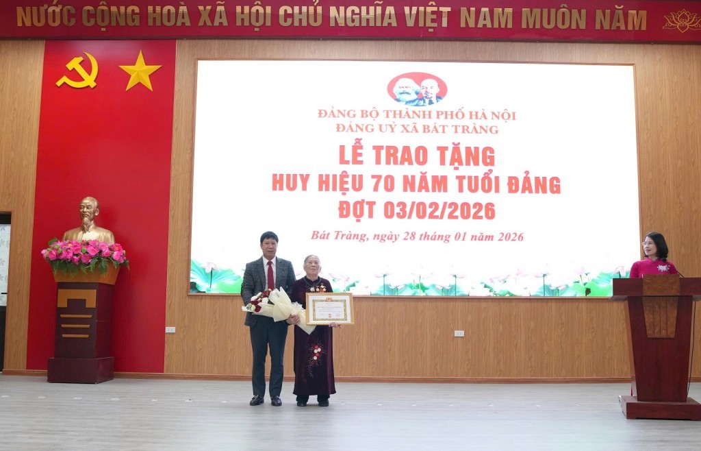 Đảng ủy xã Bát Tràng trao Huy hiệu Đảng đợt 3/2 tặng 37 đảng viên