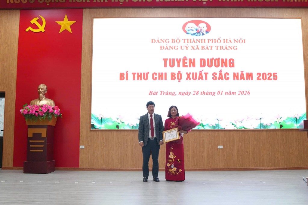 Đảng ủy xã Bát Tràng trao Huy hiệu Đảng đợt 3/2 tặng 37 đảng viên