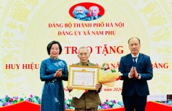 Đảng ủy xã Nam Phù trao Huy hiệu Đảng tặng 44 đồng chí