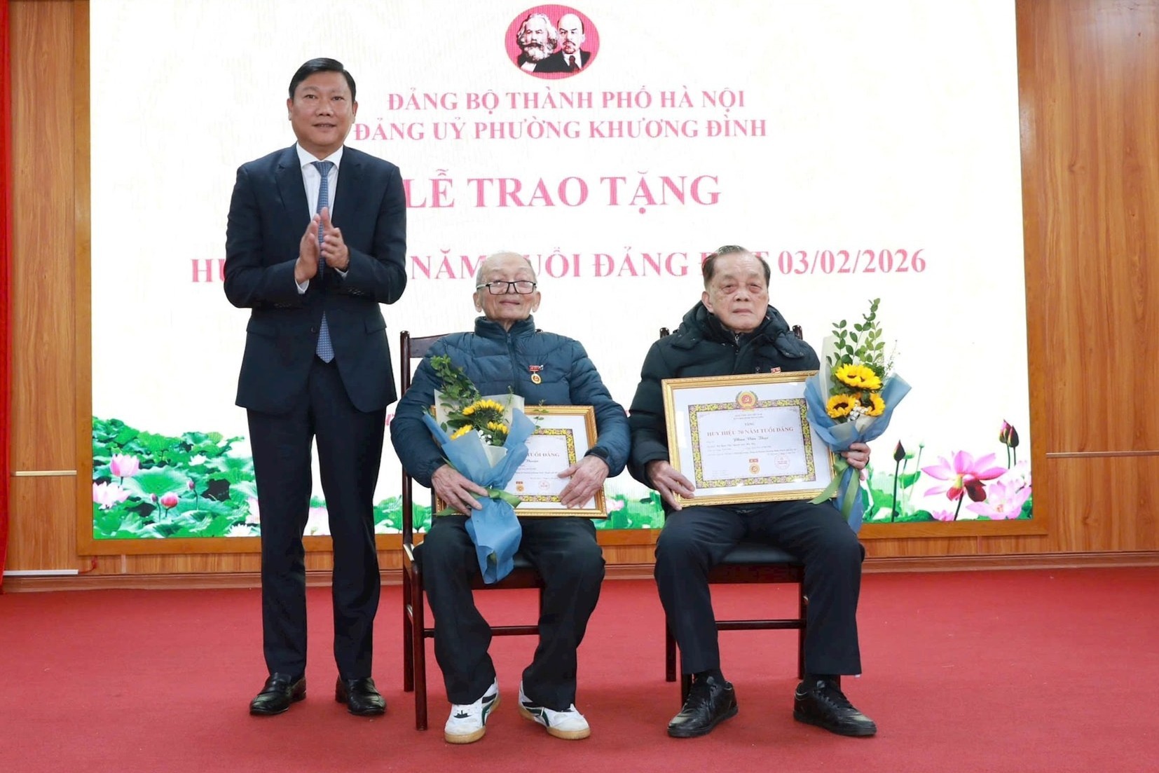 Chủ nhiệm Ủy ban Kiểm tra Thành ủy Đỗ Anh Tuấn trao Huy hiệu 70 năm tuổi Đảng tặng các đảng viên lão thành Nguyễn Văn Thuận và Phan Văn Thục Chủ nhiệm Ủy ban Kiểm tra Thành ủy Đỗ Anh Tuấn trao Huy hiệu 70 năm tuổi Đảng tặng các đảng viên lão thành Nguyễn Văn Thuận và Phan Văn Thục