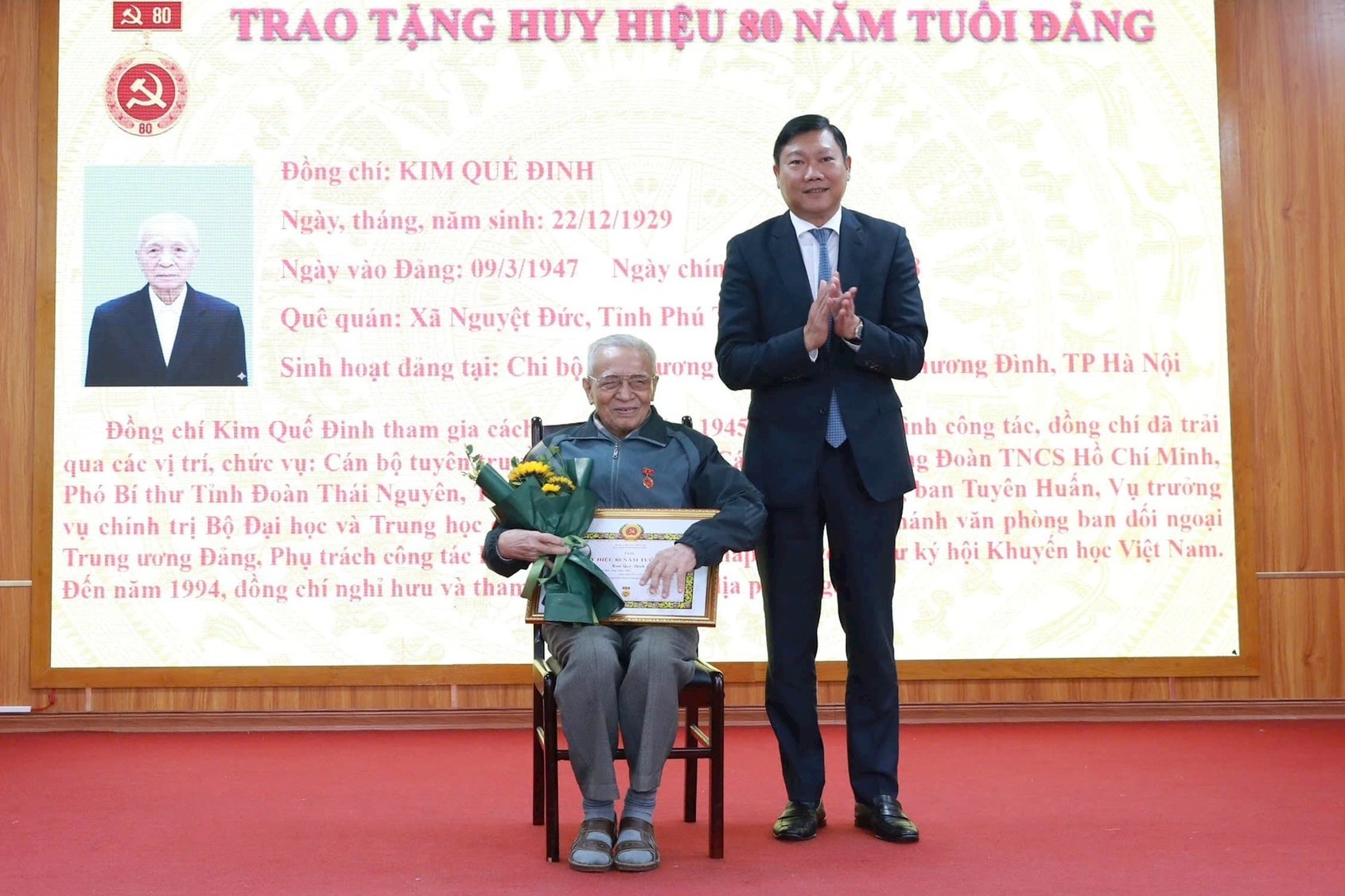 Chủ nhiệm Ủy ban Kiểm tra Thành ủy Đỗ Anh Tuấn trao Huy hiệu 80 năm tuổi Đảng tặng đảng viên lão thành Kim Quế Đinh Chủ nhiệm Ủy ban Kiểm tra Thành ủy Đỗ Anh Tuấn trao Huy hiệu 80 năm tuổi Đảng tặng đảng viên lão thành Kim Quế Đinh