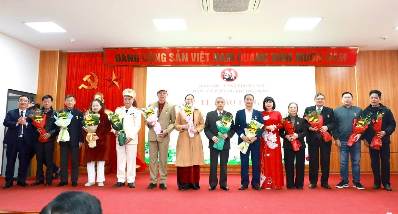 Phó Bí thư Thường trực Đảng ủy phường Khương Đình Trần Thị Nga trao Huy hiệu Đảng tặng các đảng viên Phó Bí thư Thường trực Đảng ủy phường Khương Đình Trần Thị Nga trao Huy hiệu Đảng tặng các đảng viên