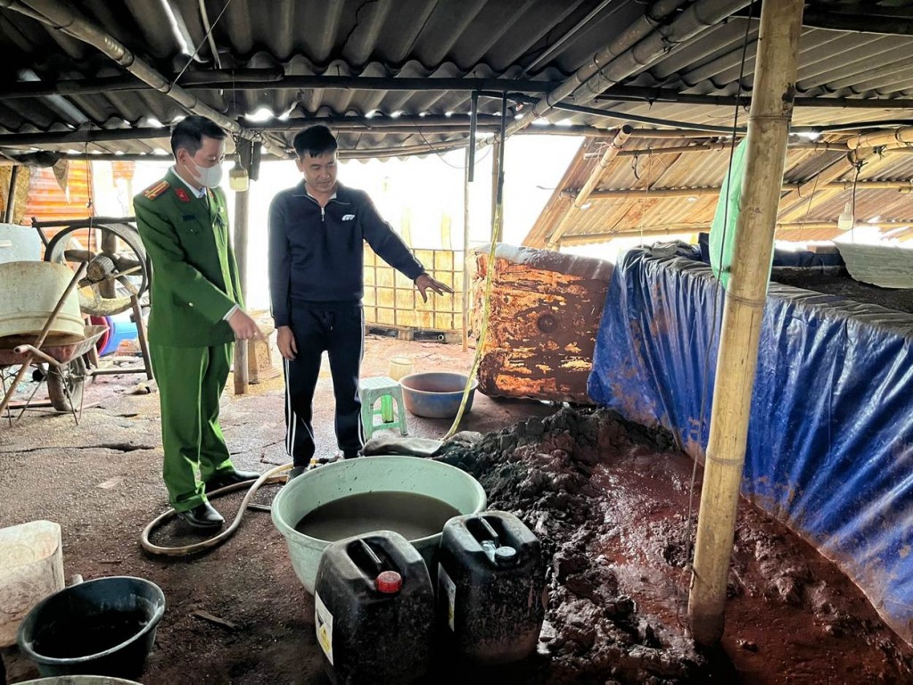 Triệt phá 2 xưởng phân kim xả hàng tấn chất thải nguy hại ra sông Đuống Triệt phá 2 xưởng phân kim xả hàng tấn chất thải nguy hại ra sông Đuống