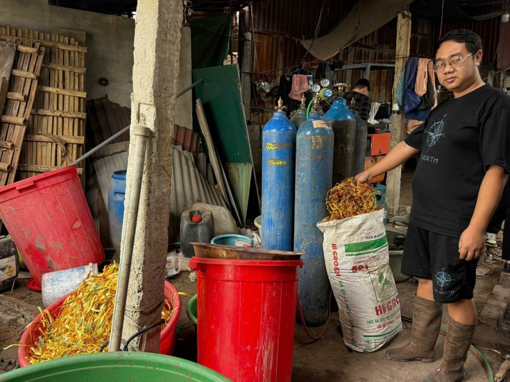 Bên trong xưởng phân kim trái phép, xả chất thải nguy hại ra môi trường Bên trong xưởng phân kim trái phép, xả chất thải nguy hại ra môi trường