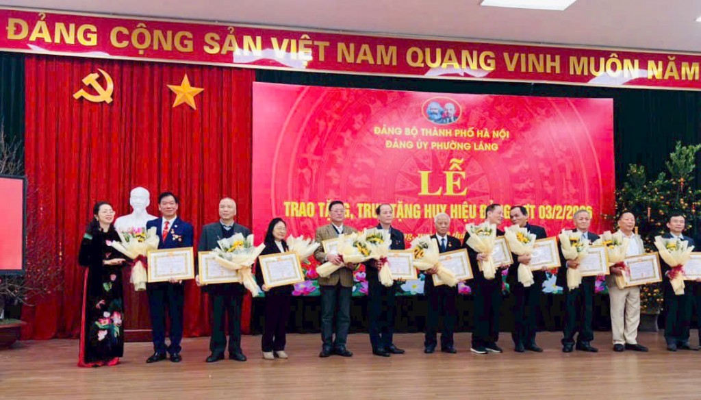Phường Láng trang trọng tổ chức trao Huy hiệu Đảng dịp 3/2