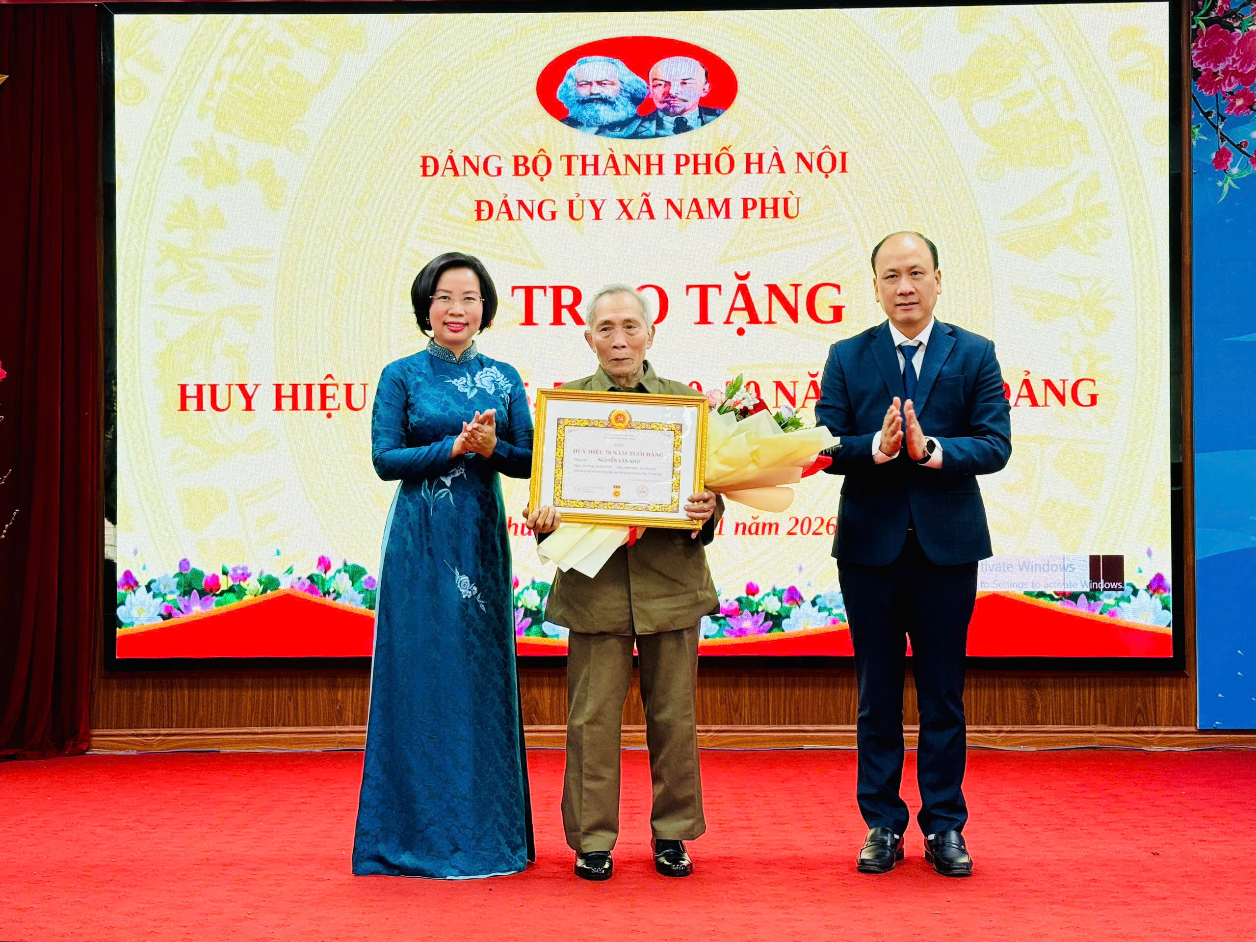 Đảng ủy xã Nam Phù trao Huy hiệu Đảng tặng 44 đồng chí Đảng ủy xã Nam Phù trao Huy hiệu Đảng tặng 44 đồng chí