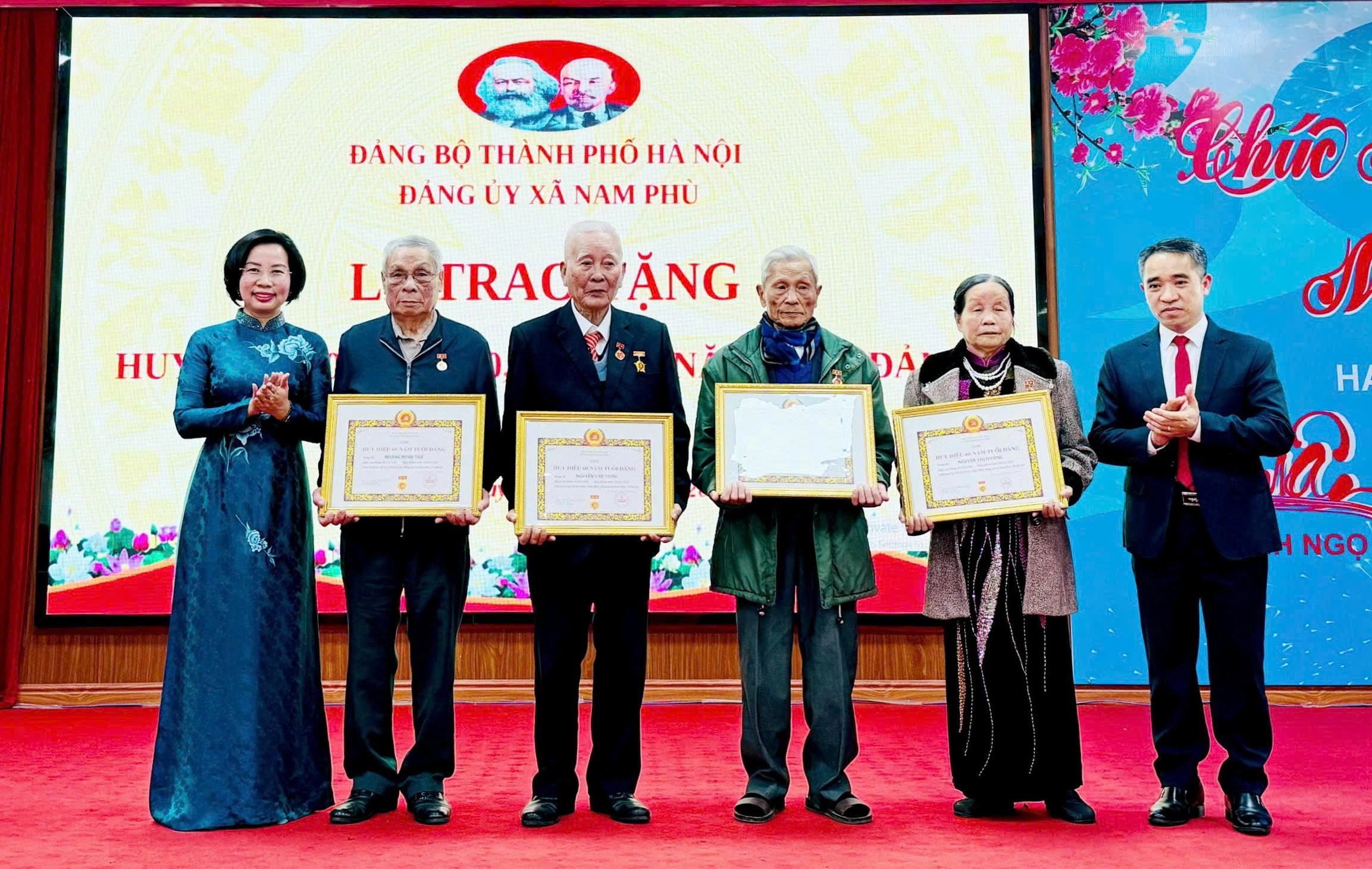 Đảng ủy xã Nam Phù trao Huy hiệu Đảng tặng 44 đồng chí Đảng ủy xã Nam Phù trao Huy hiệu Đảng tặng 44 đồng chí