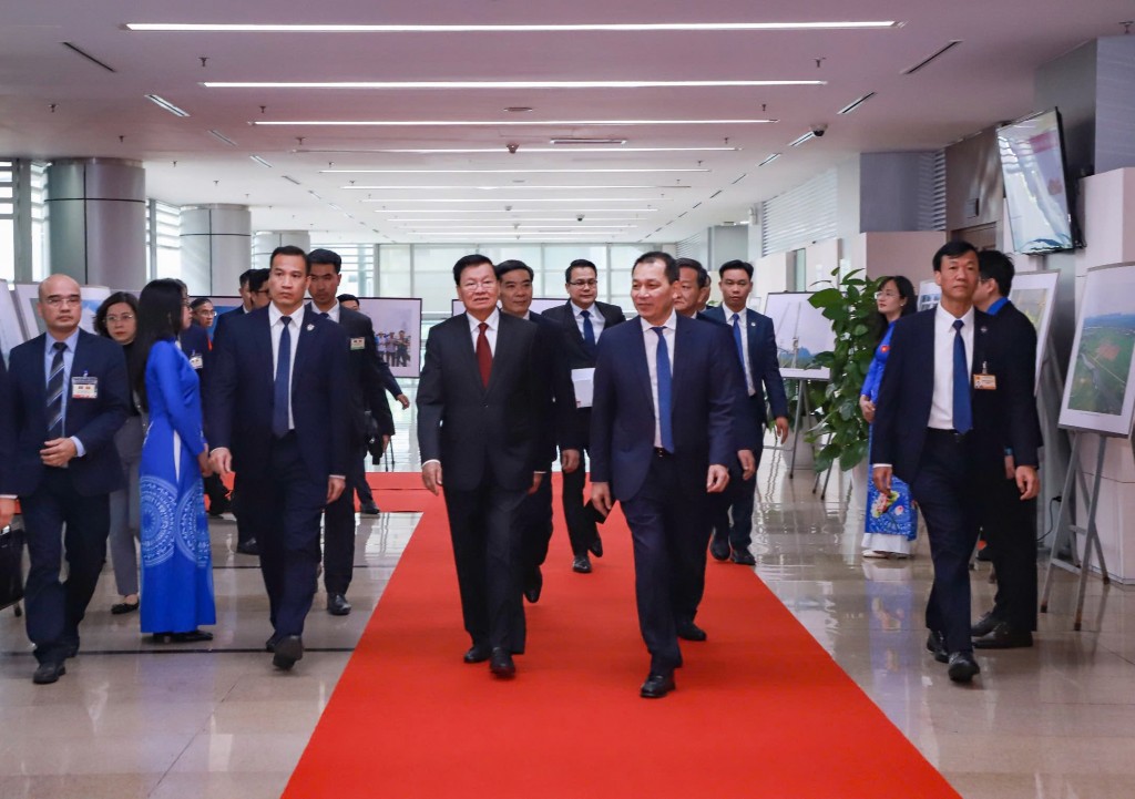 Ông Đặng Hoàng An, Bí thư Đảng ủy, Chủ tịch Hội đồng Thành viên EVN  đón tiếp đoàn