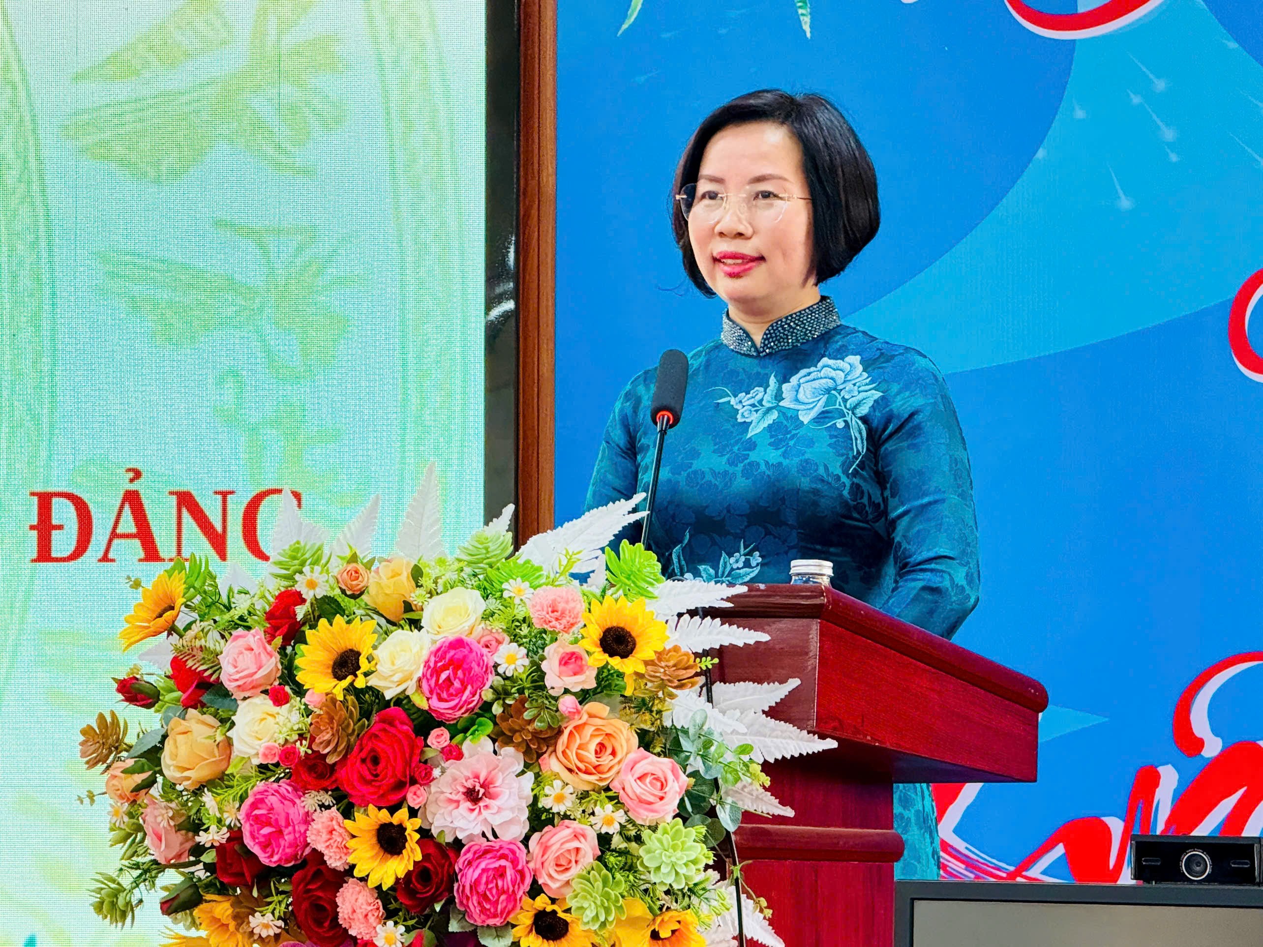 Đảng ủy xã Nam Phù trao Huy Hiệu Đảng tặng 44 đồng chí Đảng ủy xã Nam Phù trao Huy Hiệu Đảng tặng 44 đồng chí