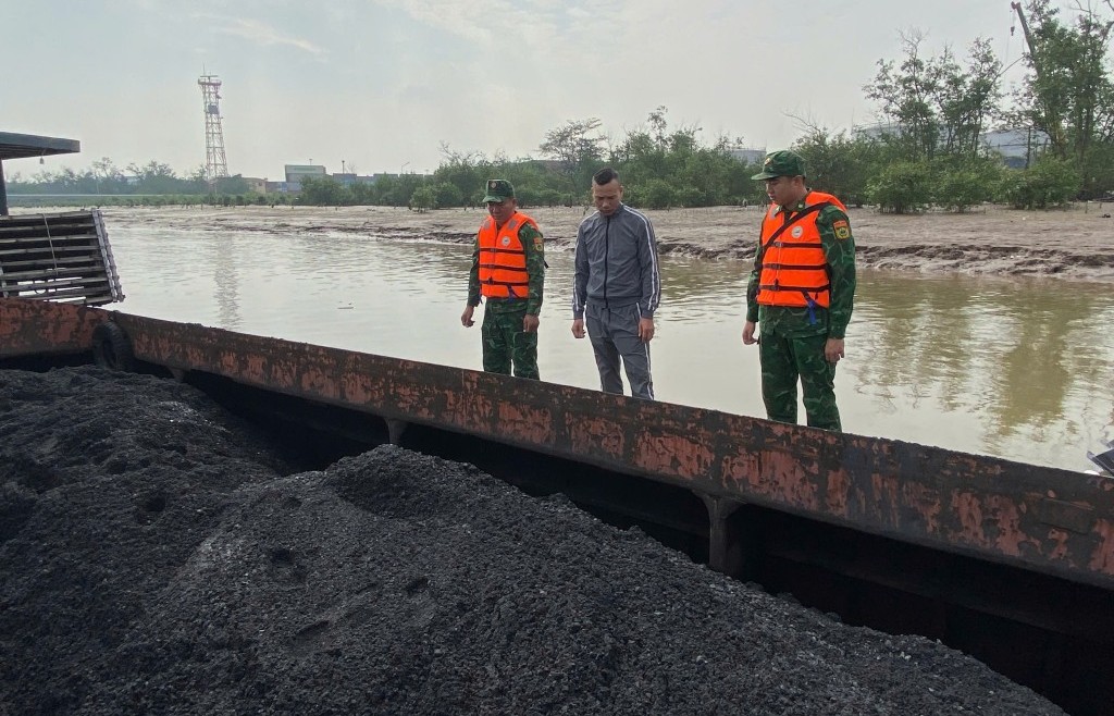 Tạm giữ phương tiện vận chuyển khoảng 200 tấn than trái phép