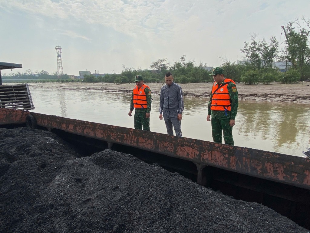 Tạm giữ phương tiện vận chuyển khoảng 200 tấn than trái phép