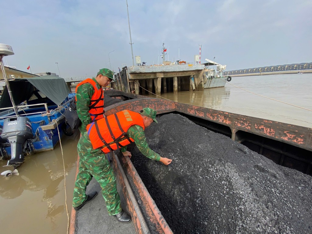 Tổ kiểm soát tiến hành kiểm tra phương tiện