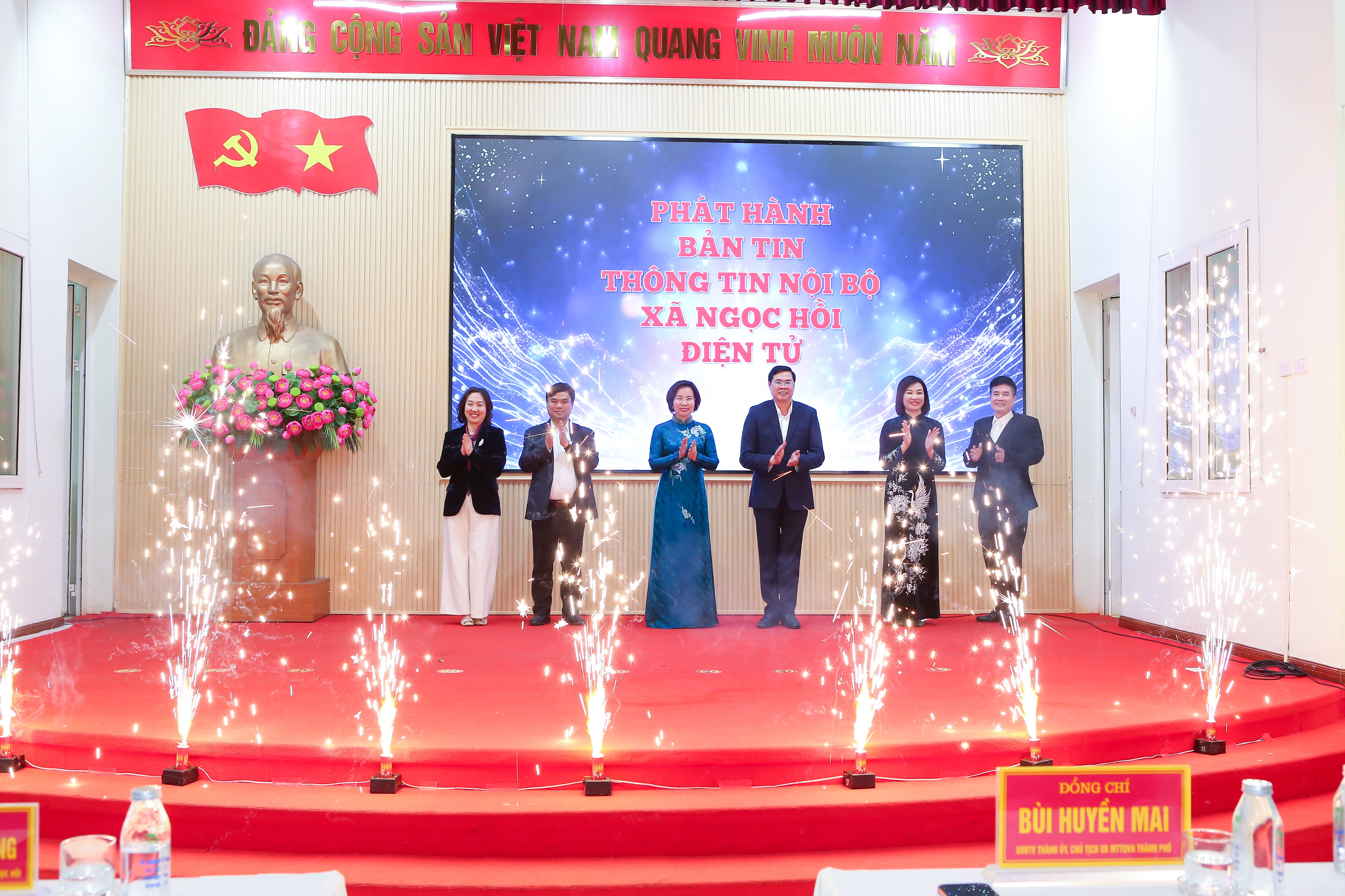 Đảng ủy xã Ngọc Hồi trao Huy hiệu Đảng tặng 32 đồng chí