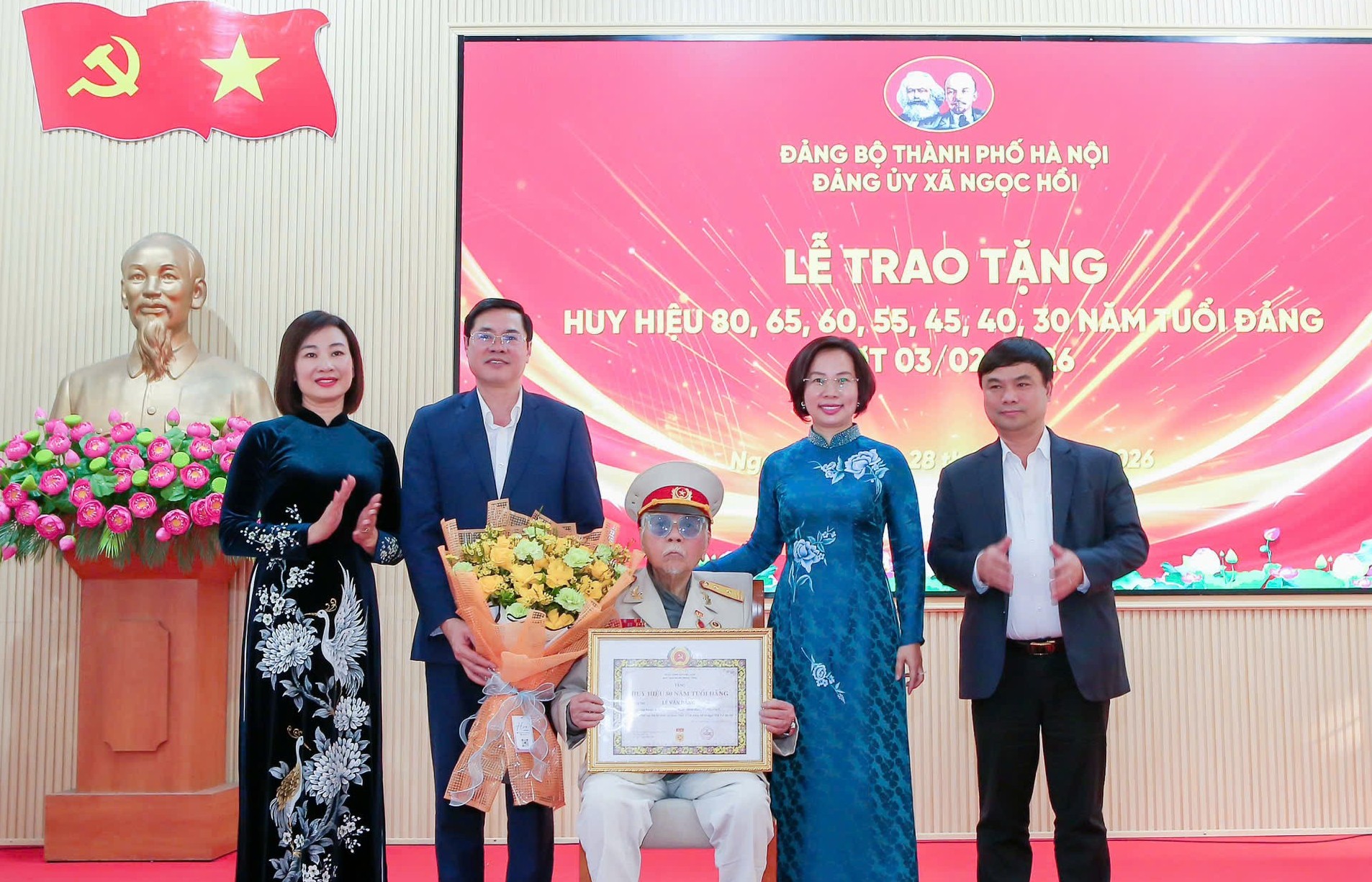 Đảng ủy xã Ngọc Hồi trao Huy hiệu Đảng tặng 32 đồng chí