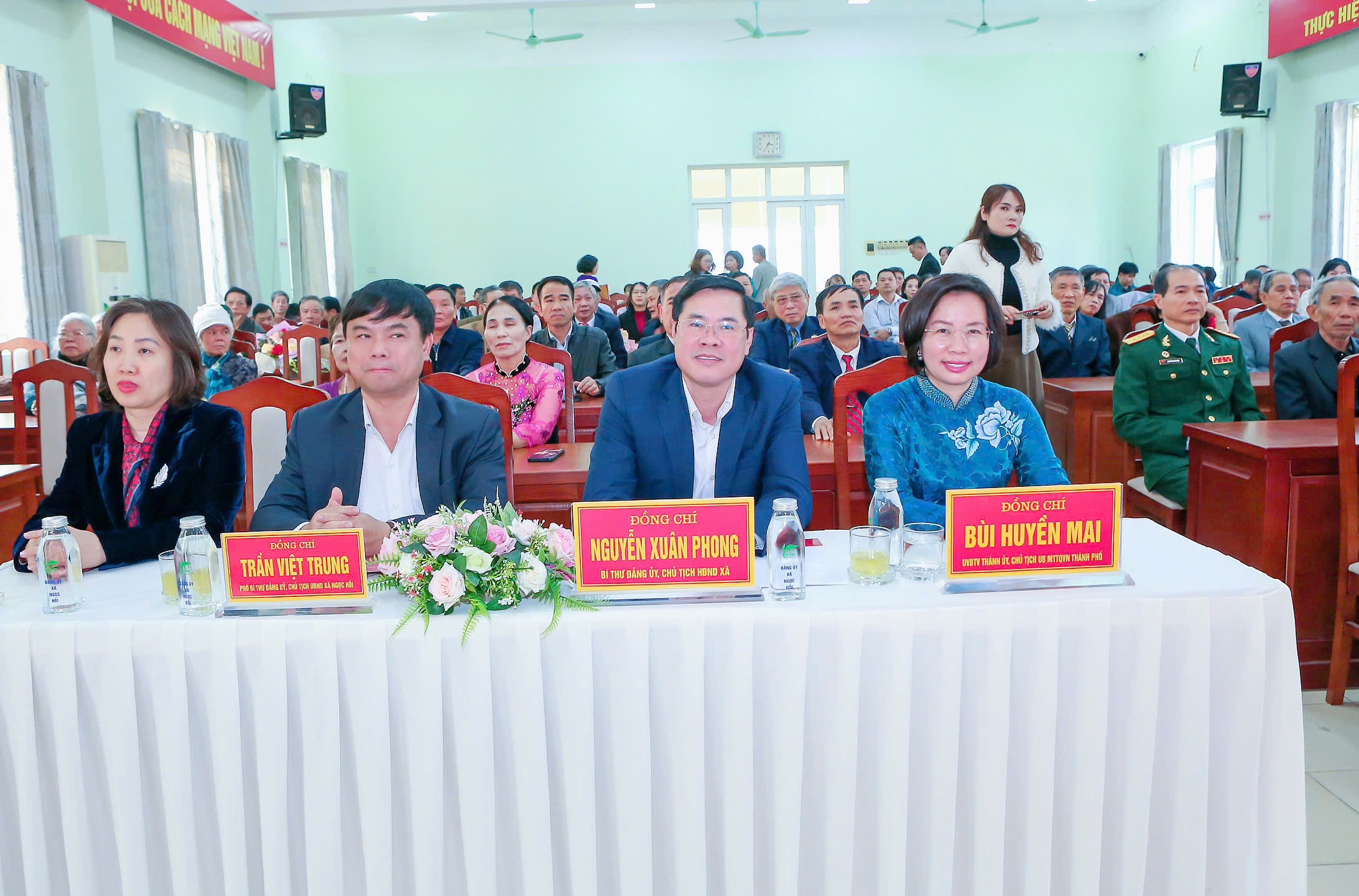 Đảng ủy xã Ngọc Hồi trao Huy hiệu Đảng tặng 32 đồng chí