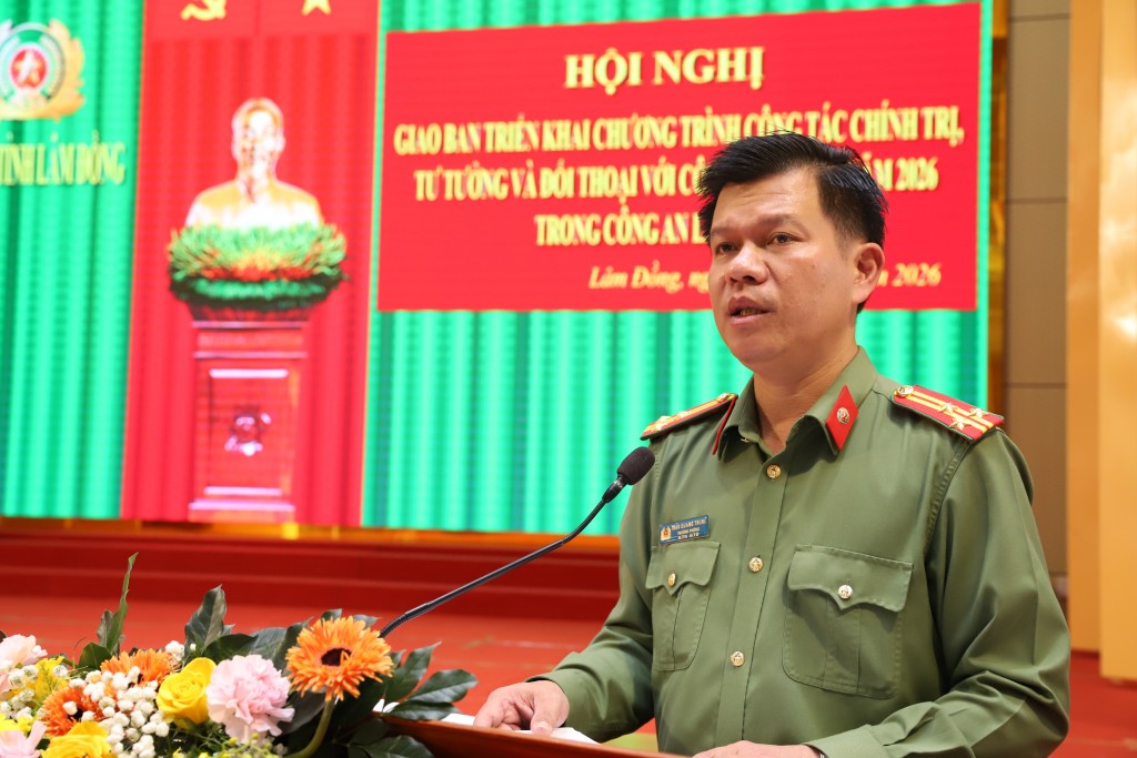 Lãnh đạo Phòng Công tác đảng và công tác chính trị báo cáo tóm tắt kết quả  công tác chính trị, tư tưởng năm 2025 và quán triệt chương trình công tác chính trị, tư tưởng năm 2026