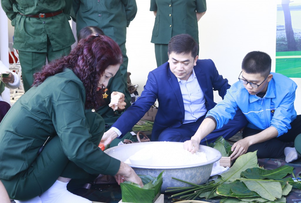 “Xuân Biên phòng ấm lòng dân bản” tại phường Móng Cái 1 “Xuân Biên phòng ấm lòng dân bản” tại phường Móng Cái 1