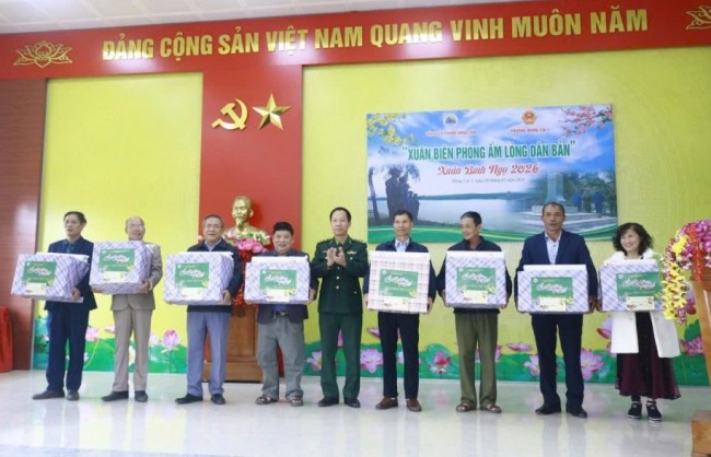 “Xuân Biên phòng ấm lòng dân bản” tại phường Móng Cái 1