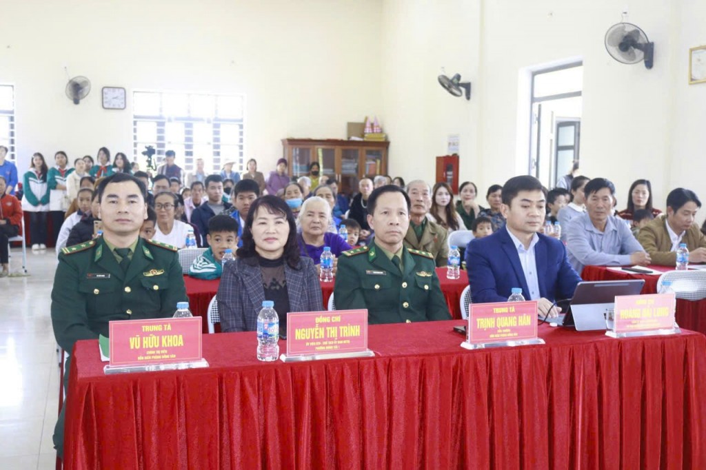 “Xuân Biên phòng ấm lòng dân bản” tại phường Móng Cái 1 “Xuân Biên phòng ấm lòng dân bản” tại phường Móng Cái 1