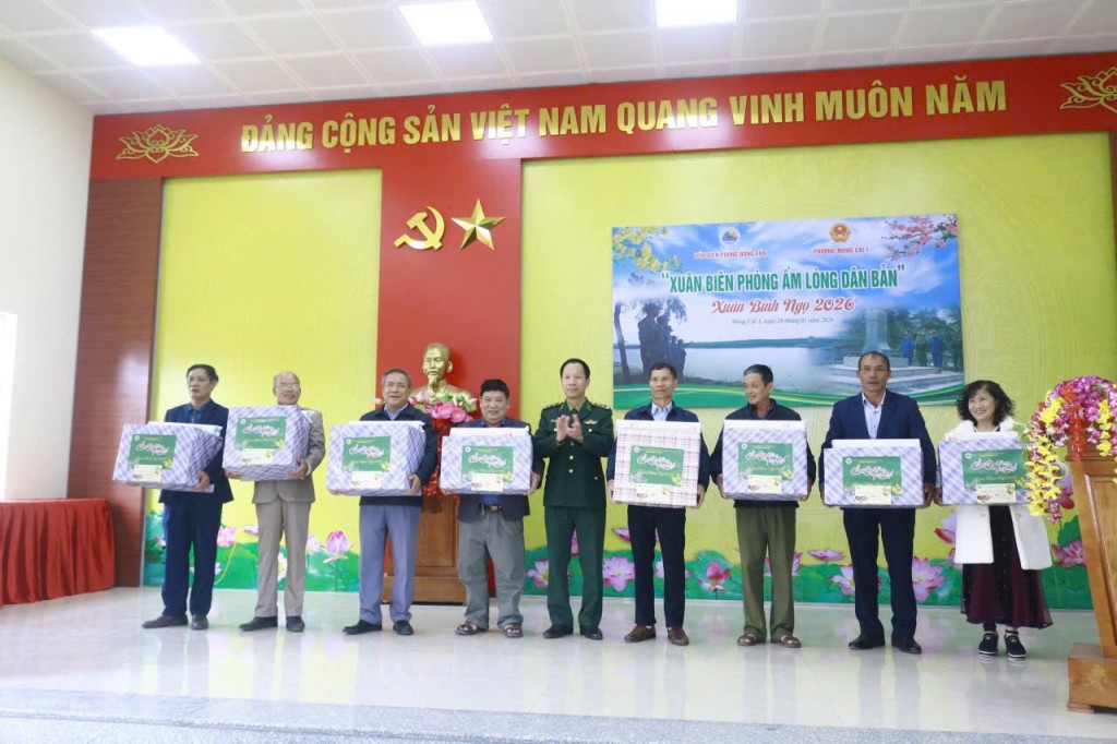“Xuân Biên phòng ấm lòng dân bản” tại phường Móng Cái 1 “Xuân Biên phòng ấm lòng dân bản” tại phường Móng Cái 1