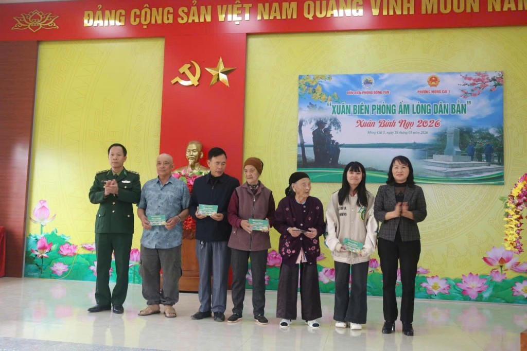 “Xuân Biên phòng ấm lòng dân bản” tại phường Móng Cái 1 “Xuân Biên phòng ấm lòng dân bản” tại phường Móng Cái 1