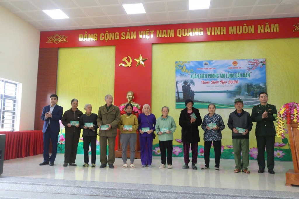 “Xuân Biên phòng ấm lòng dân bản” tại phường Móng Cái 1 “Xuân Biên phòng ấm lòng dân bản” tại phường Móng Cái 1