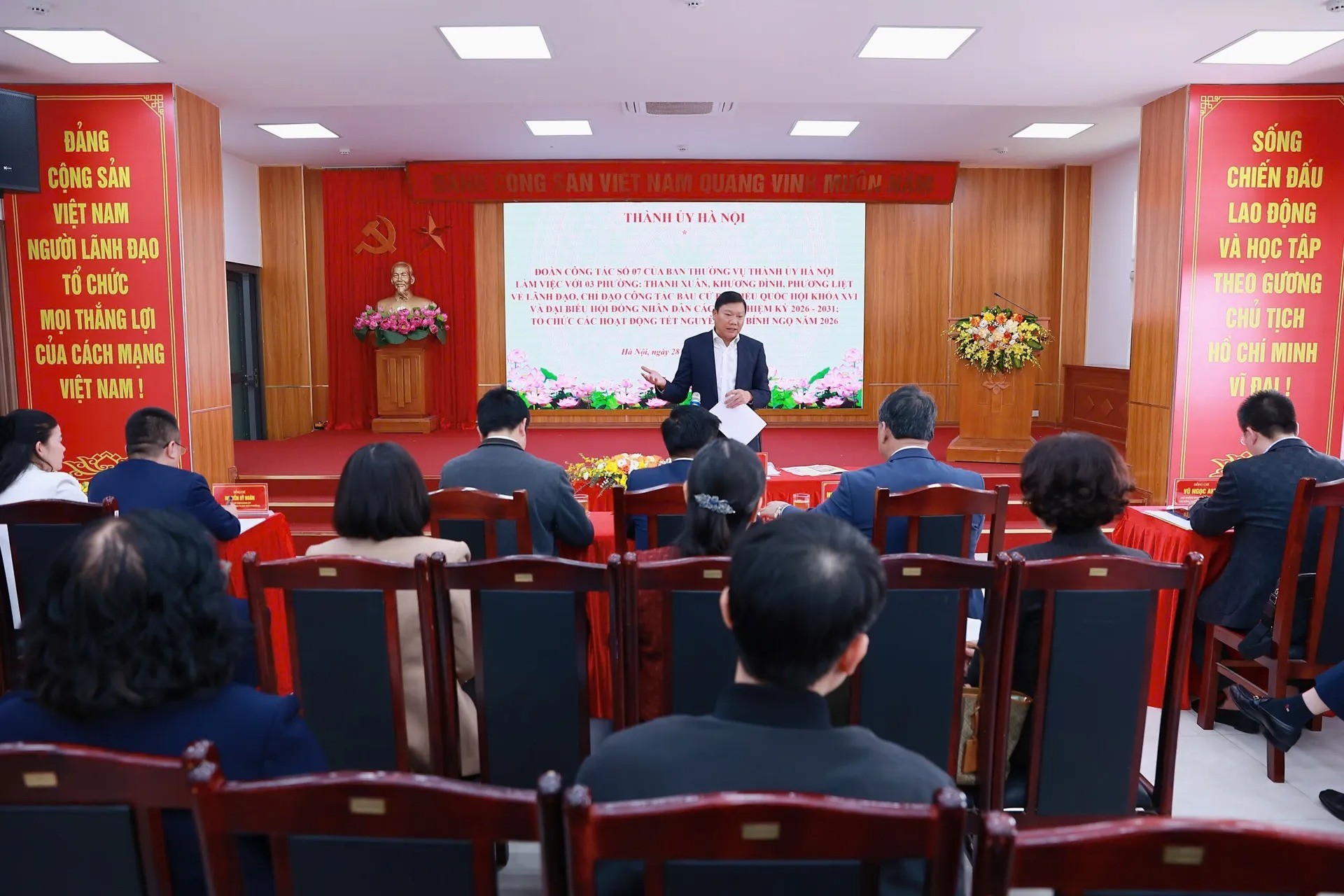 Quang cảnh buổi làm việc