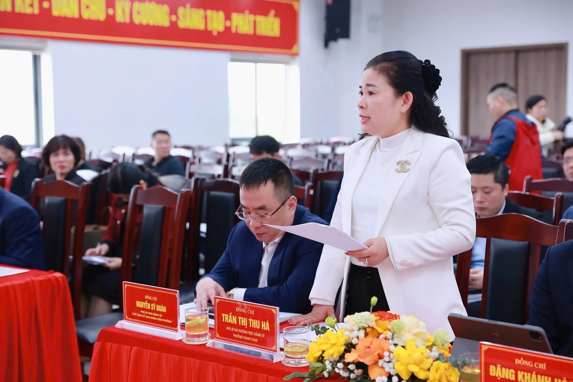 Đại diện lãnh đạo ba phường Phương Liệt, Khương Đình, Thanh Xuân báo cáo với đoàn công tác