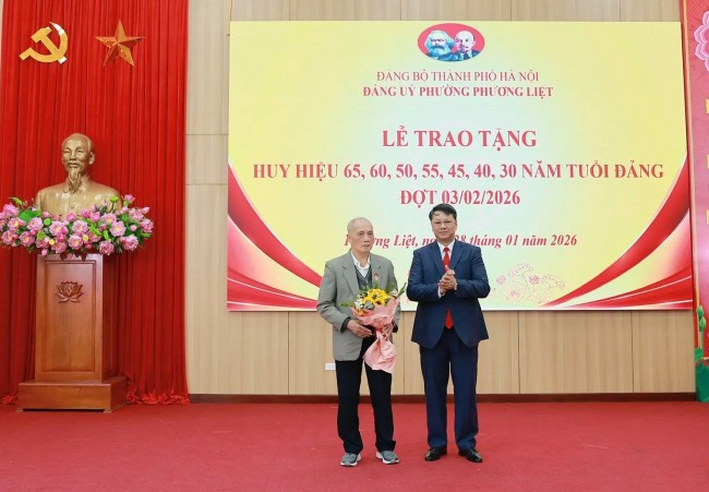 176 đảng viên phường Phương Liệt được trao tặng Huy hiệu Đảng đợt 3/2