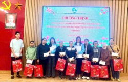 Trao quà Tết cho phụ nữ, trẻ em có hoàn cảnh khó khăn