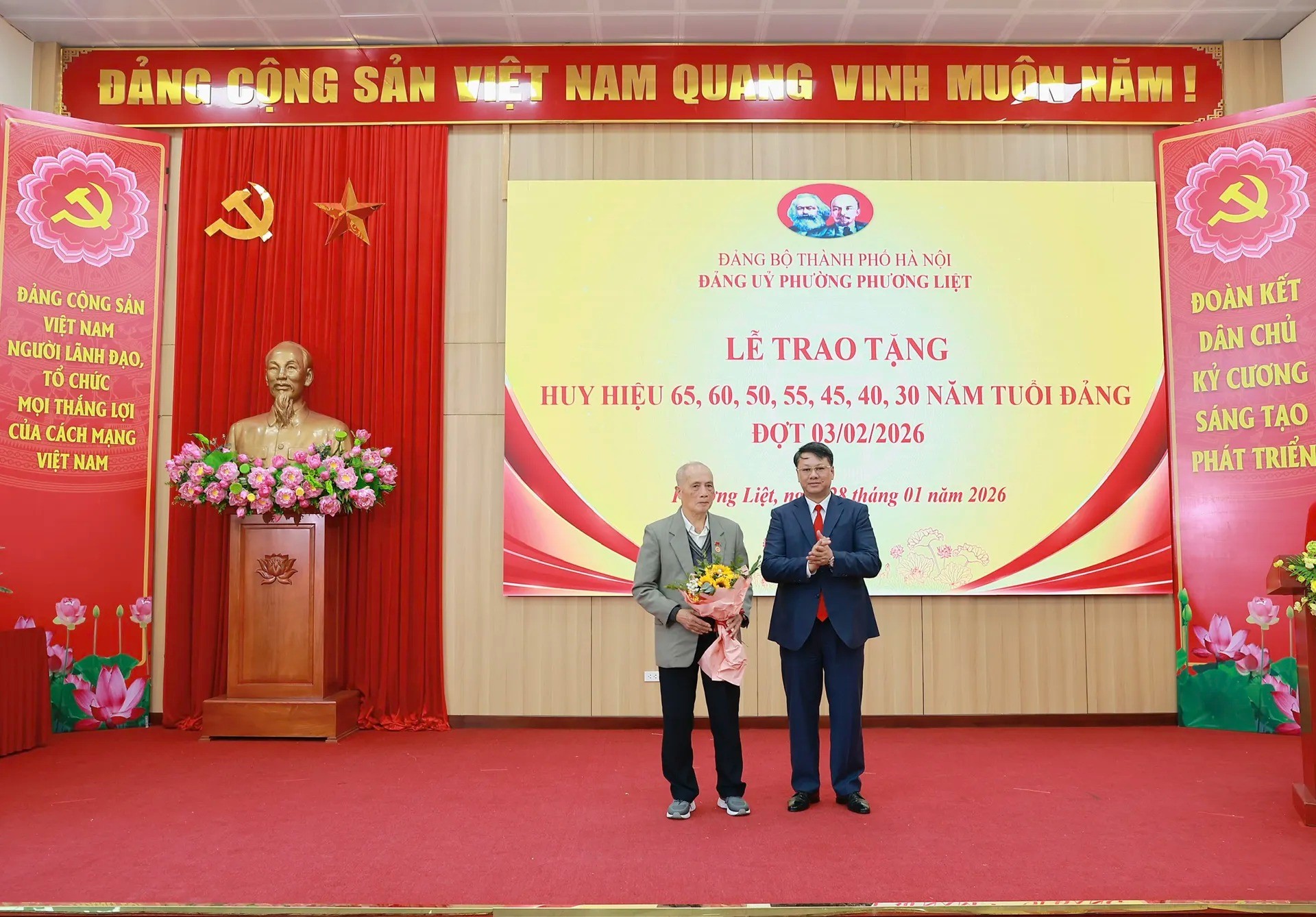 Bí thư Đảng ủy, Chủ tịch HĐND phường Phương Liệt Nguyễn Minh Tiến trao Huy hiệu Đảng tặng các đảng viên lão thành