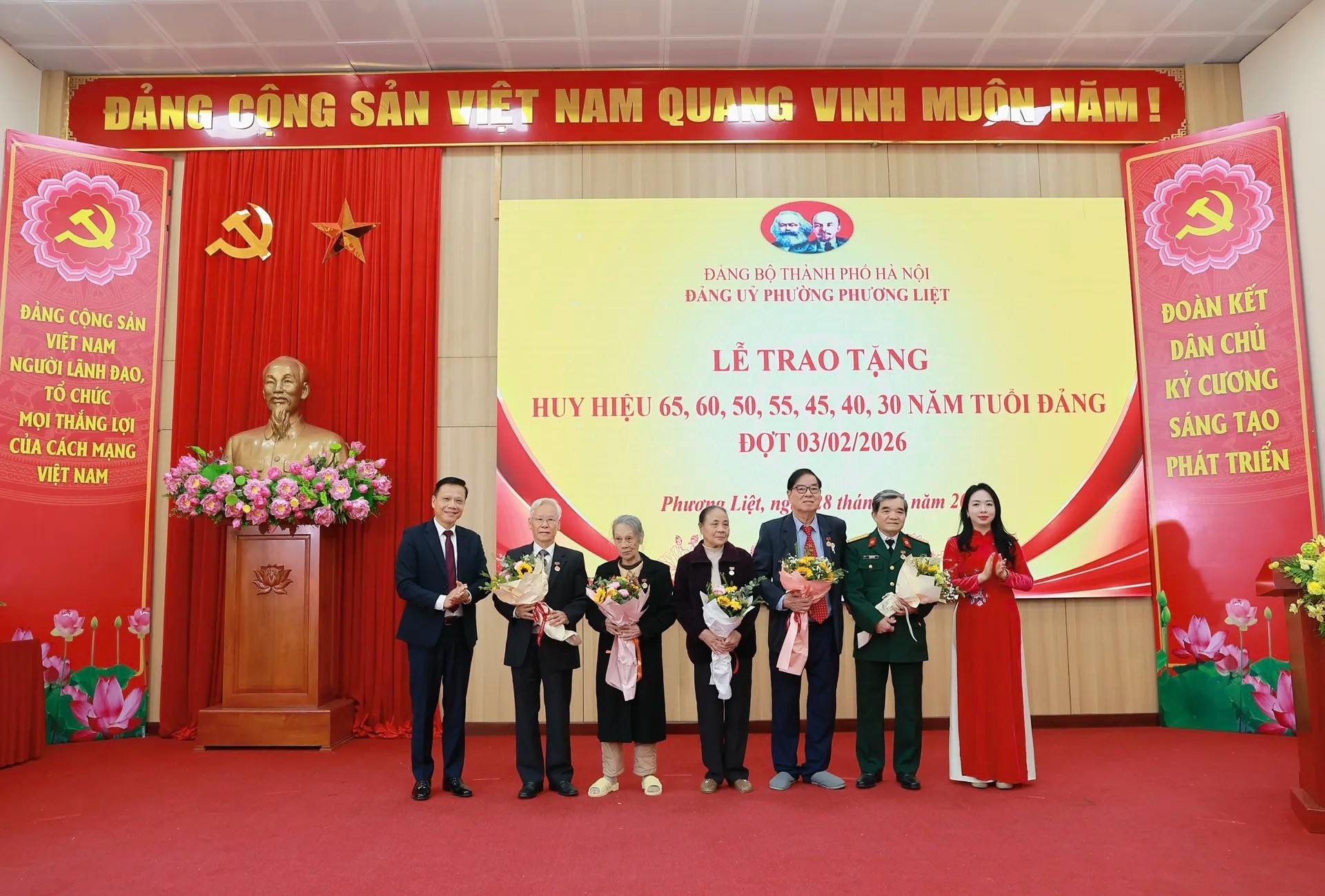 Phó Bí thư Thường trực Đảng ủy phường Phương Liệt Bùi Thu Trang trao Huy hiệu Đảng tặng các đảng viên lão thành