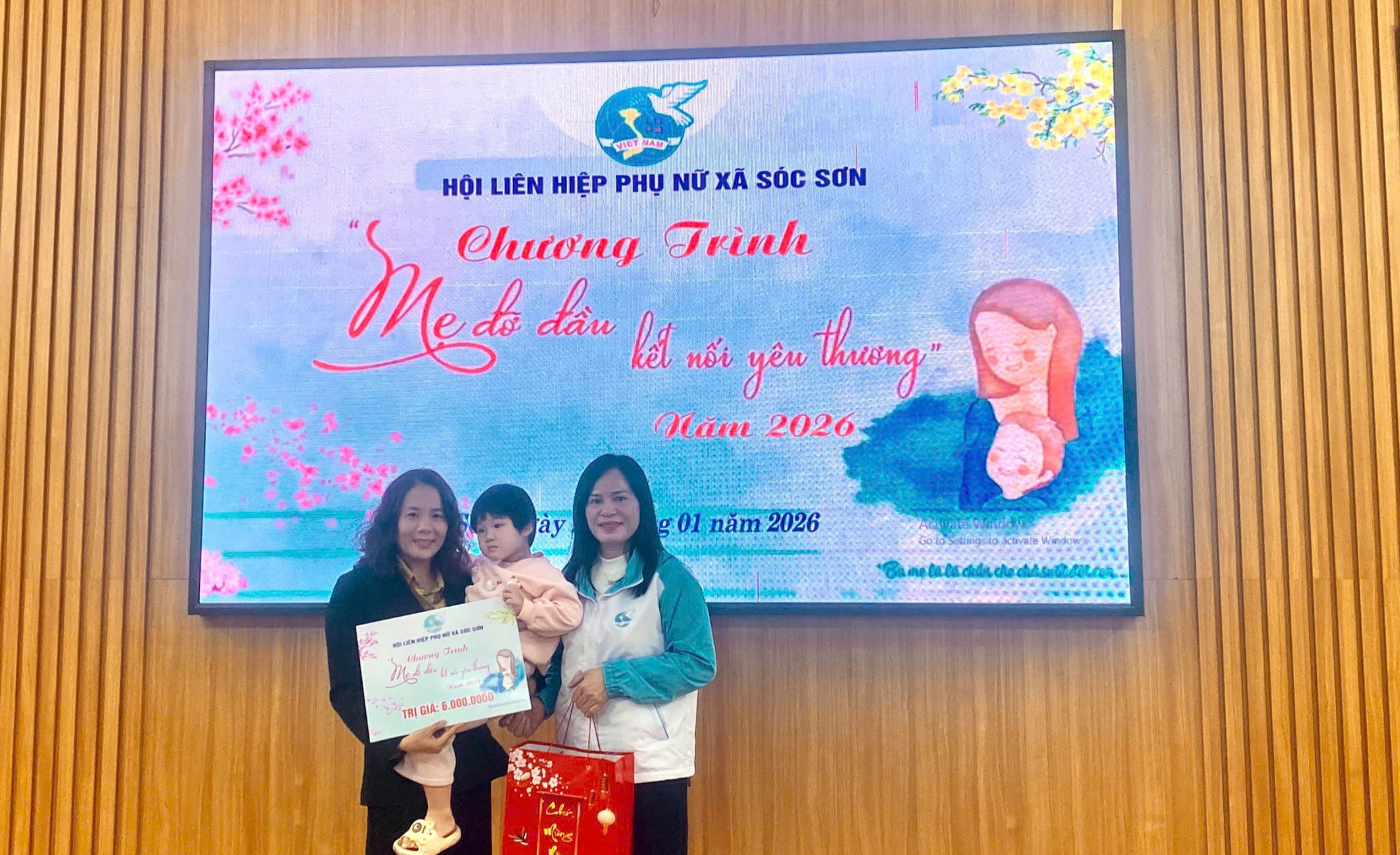 Trao quà Tết cho phụ nữ, trẻ em có hoàn cảnh khó khăn Trao quà Tết cho phụ nữ, trẻ em có hoàn cảnh khó khăn