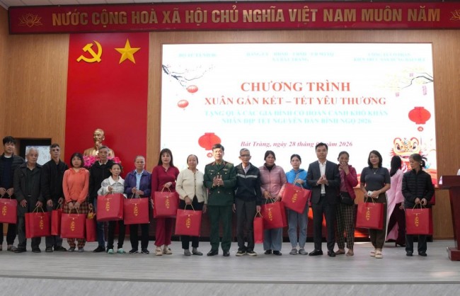 Bát Tràng: Trao 131 suất quà Tết tặng các gia đình có hoàn cảnh khó khăn