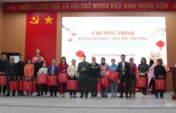 Bát Tràng: Trao 131 suất quà Tết tặng các gia đình có hoàn cảnh khó khăn