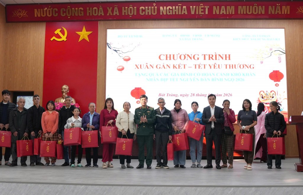 Bát Tràng: Trao 131 suất quà Tết tặng các gia đình có hoàn cảnh khó khăn