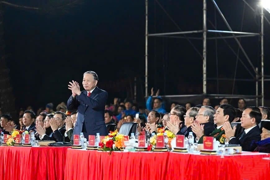 Tổng Bí thư Tô Lâm cùng các đồng chí lãnh đạo Đảng, Nhà nước dự chương trình (Ảnh: qdnd.vn)