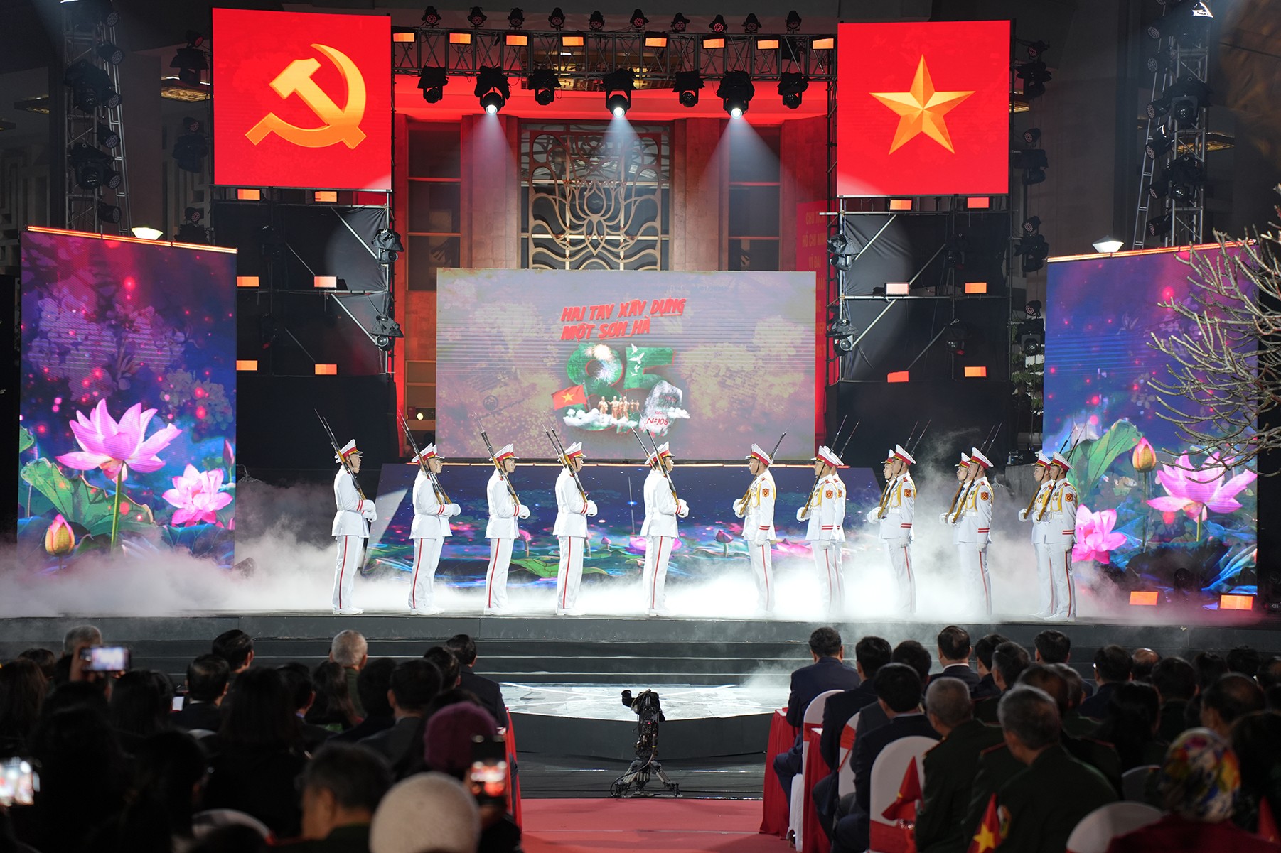 Cảm xúc lắng đọng tại cầu truyền hình Hai tay xây dựng một sơn Cảm xúc lắng đọng tại cầu truyền hình Hai tay xây dựng một sơn