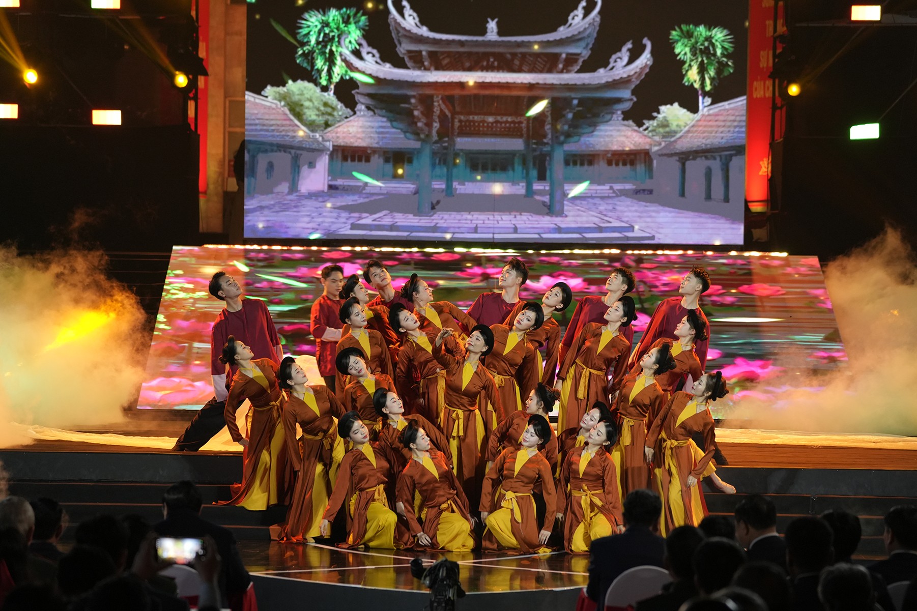 Cảm xúc lắng đọng tại cầu truyền hình 