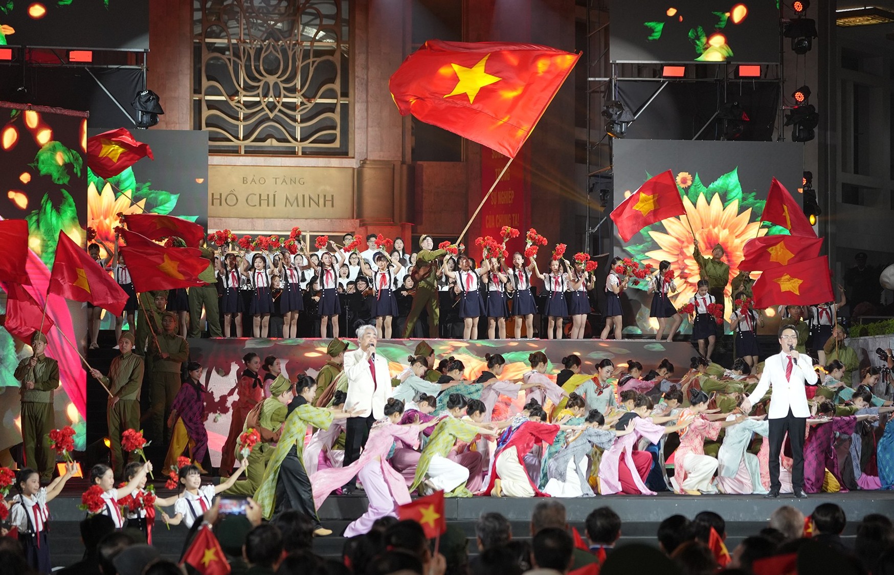 Cảm xúc lắng đọng tại cầu truyền hình "Hai tay xây dựng một sơn hà"