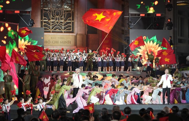 Cảm xúc lắng đọng tại cầu truyền hình "Hai tay xây dựng một sơn hà"