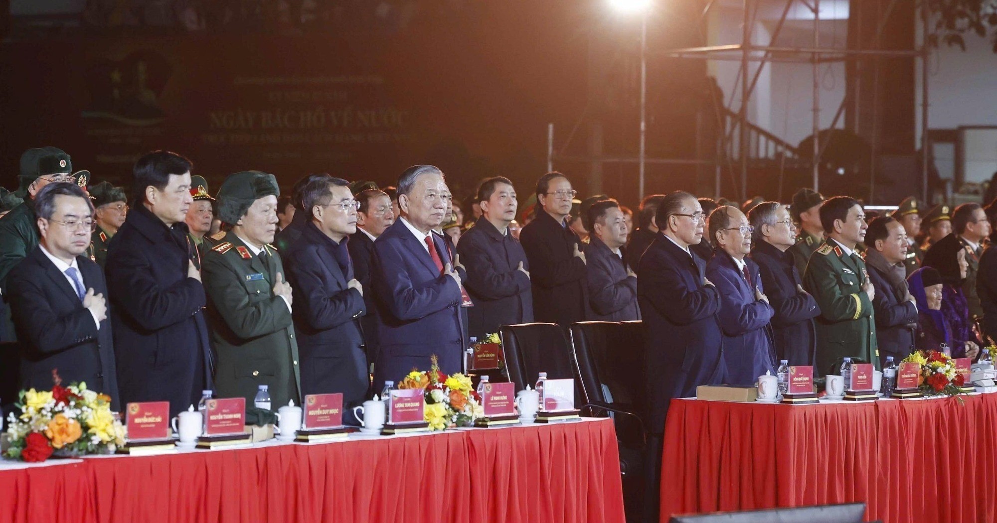 Tổng Bí thư Tô Lâm, các đồng chí lãnh đạo, nguyên lãnh đạo Đảng, Nhà nước tưởng nhớ đến Chủ tịch Hồ Chí Minh tại Cầu truyền hình “Hai tay xây dựng một sơn hà”, điểm cầu Cao Bằn. (Ảnh: Thống Nhất/TTXVN)