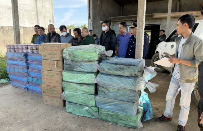 Quảng Ngãi: Bắt quả tang đối tượng vận chuyển hơn 2 tấn pháo lậu