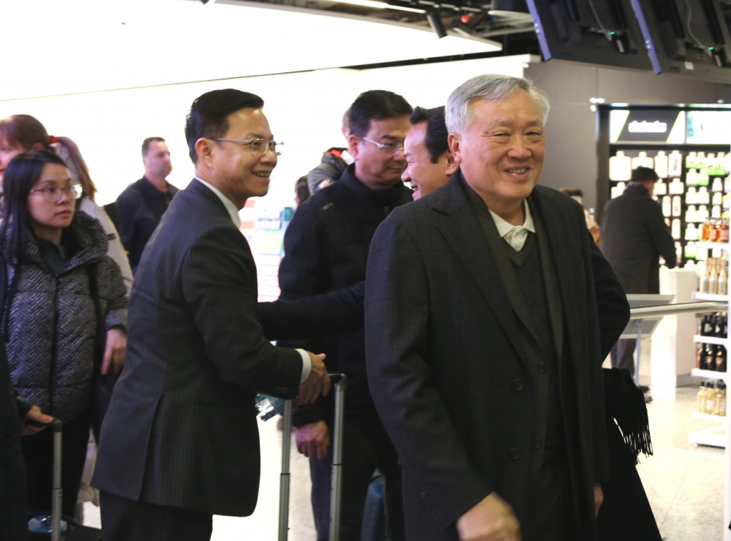 Phó Thủ tướng Thường trực Chính phủ Nguyễn Hoà Bình tới Thụy Sĩ - Ảnh: VGP/Nguyễn Hoàng