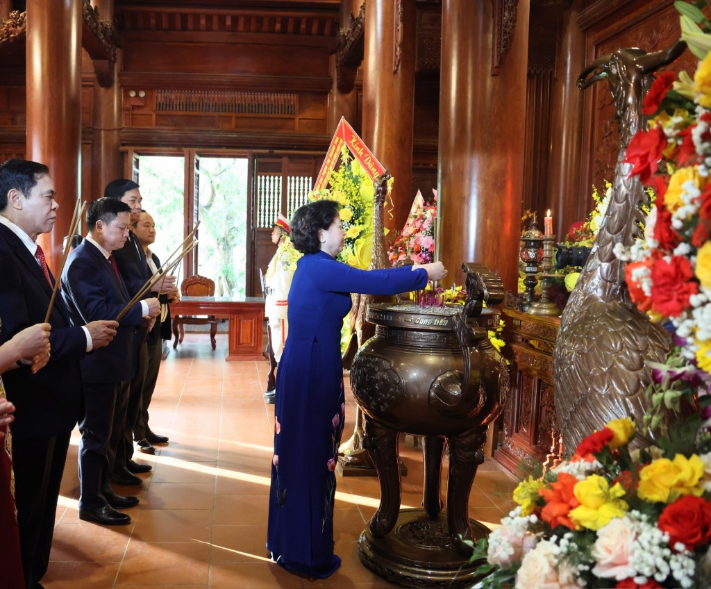 Phó Thủ tướng Phạm Thị Thanh Trà dâng hương tưởng niệm Chủ tịch Hồ Chí Minh tại Khu di tích Kim Liên - Ảnh: VGP/Thu Giang