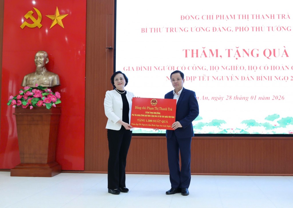 Phó Thủ tướng Phạm Thị Thanh Trà trao tặng 1.500 phần quà nghĩa tình tới các Mẹ Việt Nam Anh hùng, thương binh, bệnh binh, gia đình người có công với cách mạng và các hộ gia đình còn khó khăn của xã Vạn An và tỉnh Nghệ An - Ảnh: VGP/Thu Giang