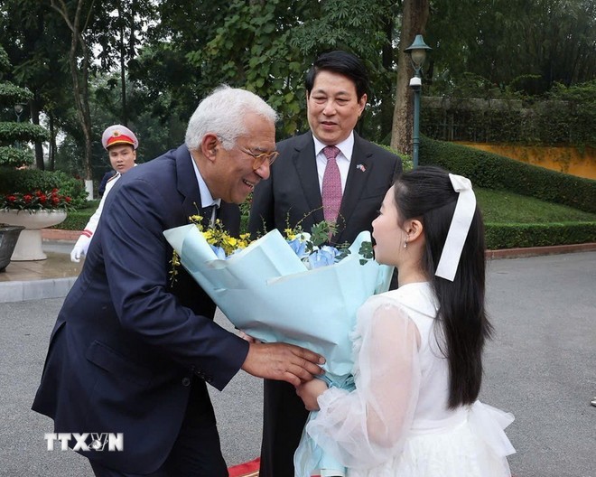 Thiếu nhi Thủ đô Hà Nội tặng hoa Chủ tịch Hội đồng châu Âu António Costa tại lễ đón. (Ảnh: Lâm Khánh/TTXVN)