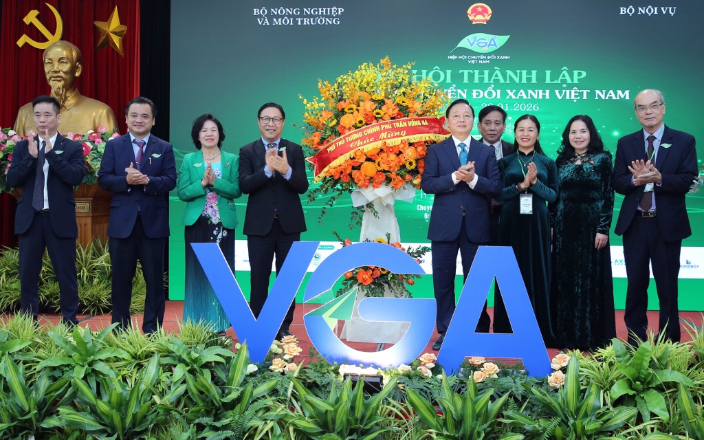 Phó Thủ tướng Trần Hồng Hà tặng hoa chúc mừng Hiệp hội Chuyển đổi xanh Việt Nam - Ảnh: VGP/Minh Khôi