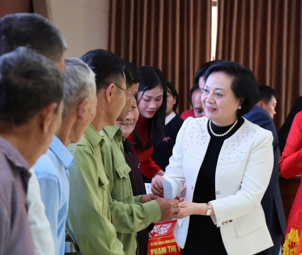 Phó Thủ tướng Phạm Thị Thanh Trà trao quà Tết cho các gia đình người có công với cách mạng, hộ nghèo, hộ có hoàn cảnh khó khăn tại xã Vạn An, tỉnh Nghệ An - Ảnh: VGP/Thu Giang